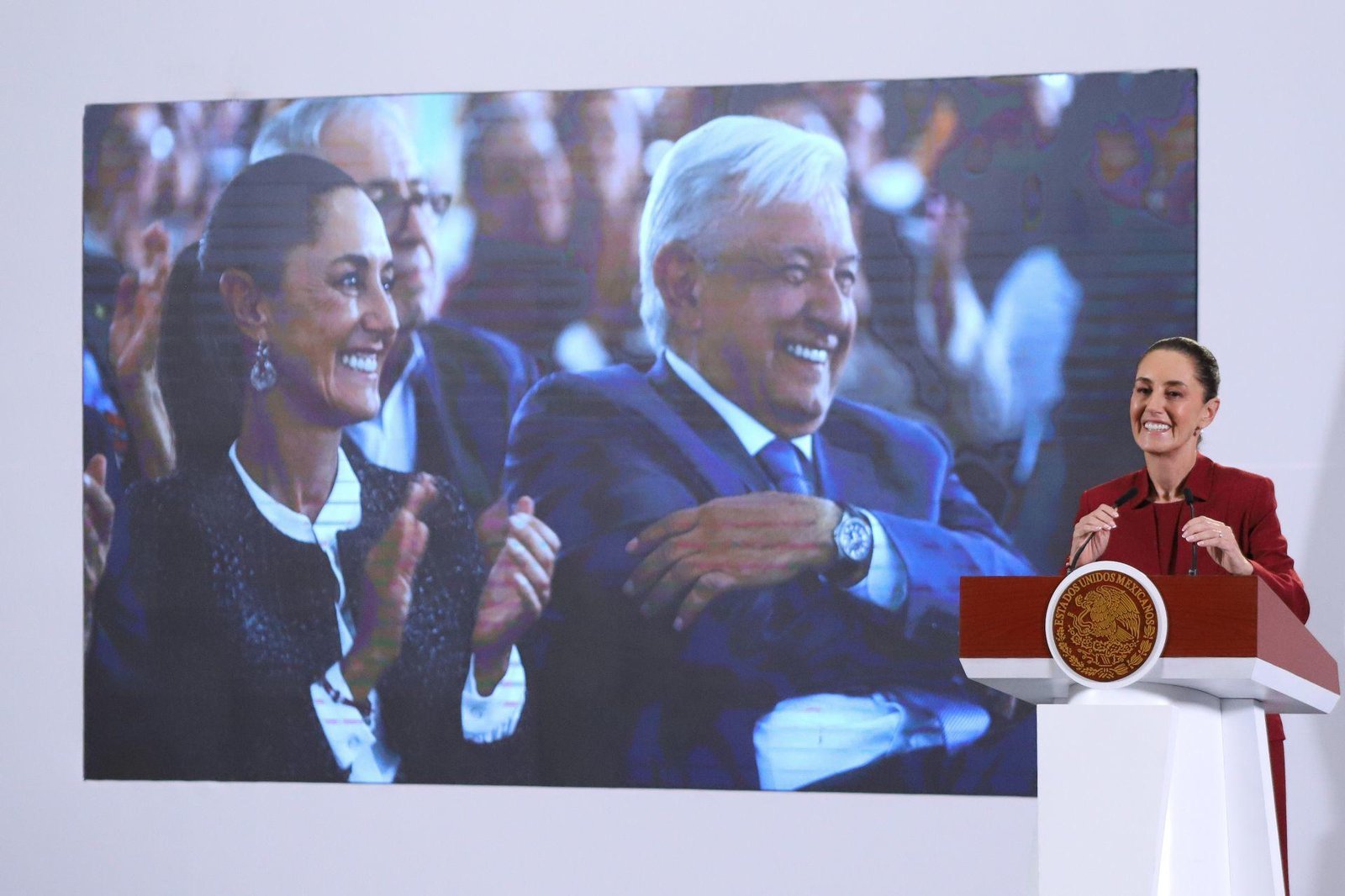 Minimiza Sheinbaum afirmaciones de que AMLO sigue gobernando