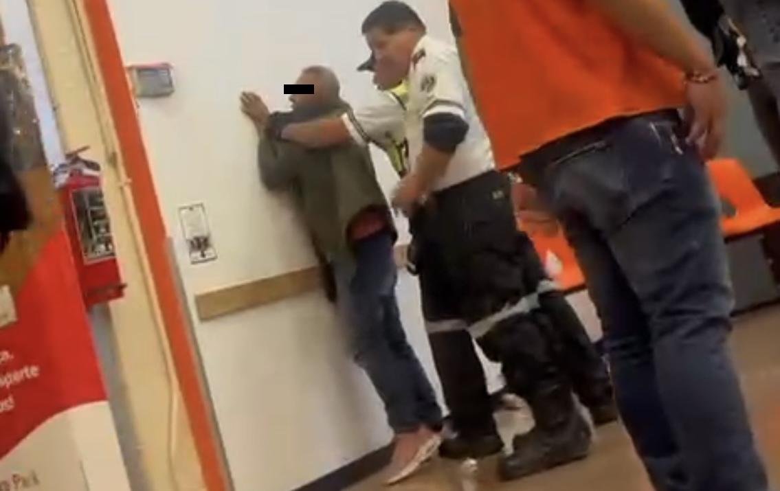 Detienen a adulto mayor por realizar tocamientos a joven en plaza comercial de Saltillo