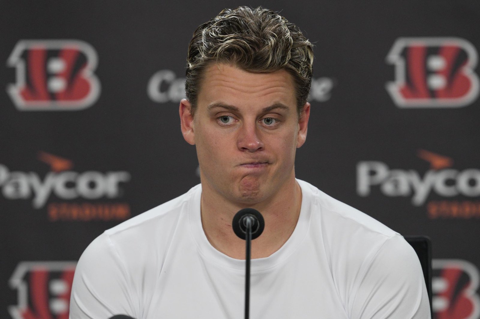 Joe Burrow sufre allanamiento durante el triunfo de Bengals en el Monday Night Football