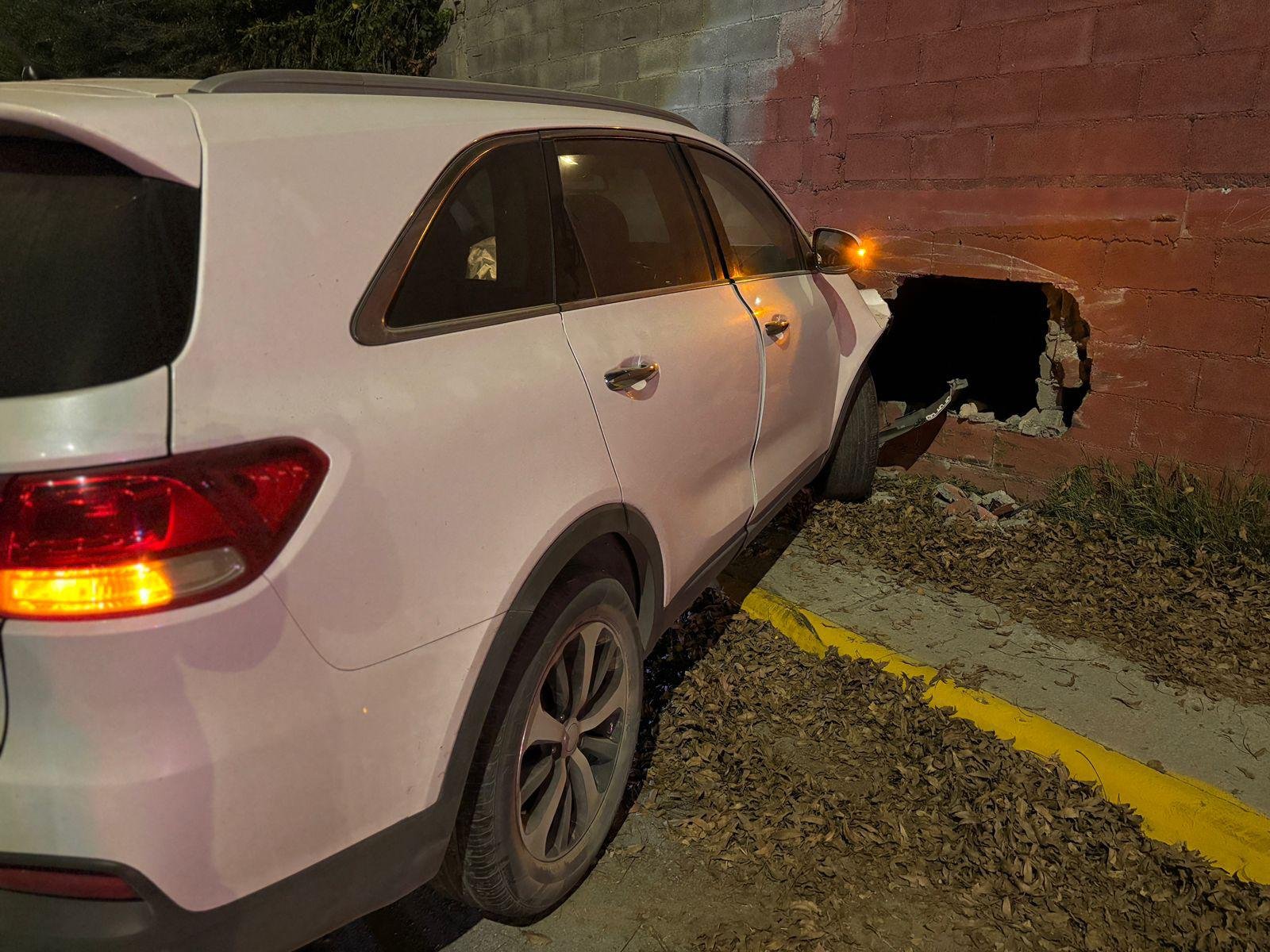 Saltillo: acelerado conductor pierde el control en curva y termina impactado en muro