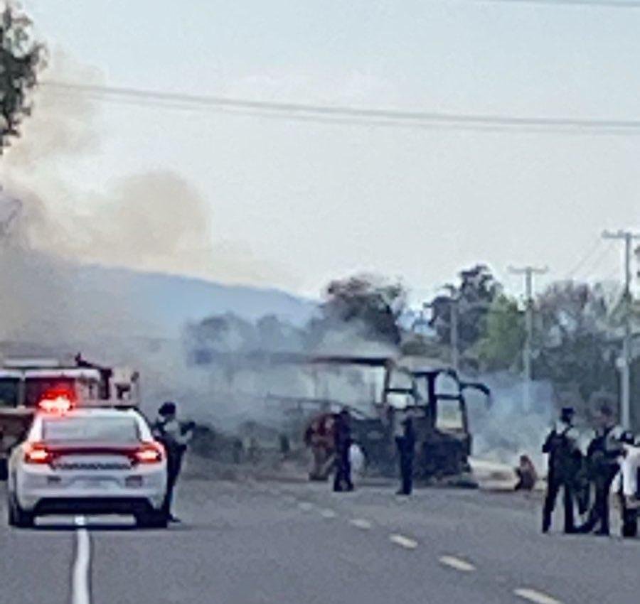 Guanajuato: Tras enfrentamiento armado, incendian camión de pasajeros en plena carretera