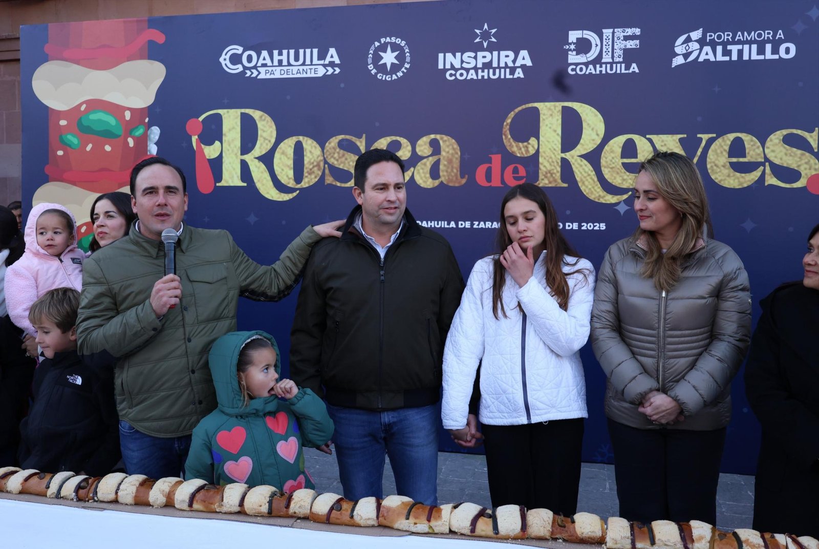 Comparte Manolo Jiménez Rosca de Reyes con familias de Saltillo