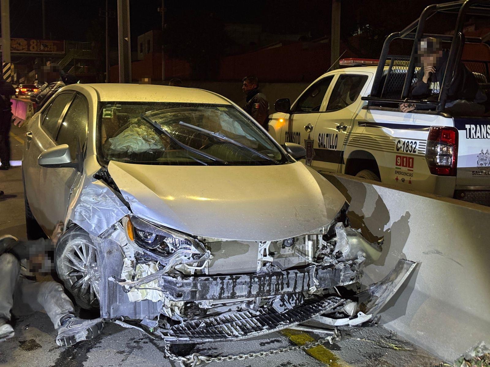 Choca acelerado por alcance y proyecta camioneta contra ballenas, en Saltillo