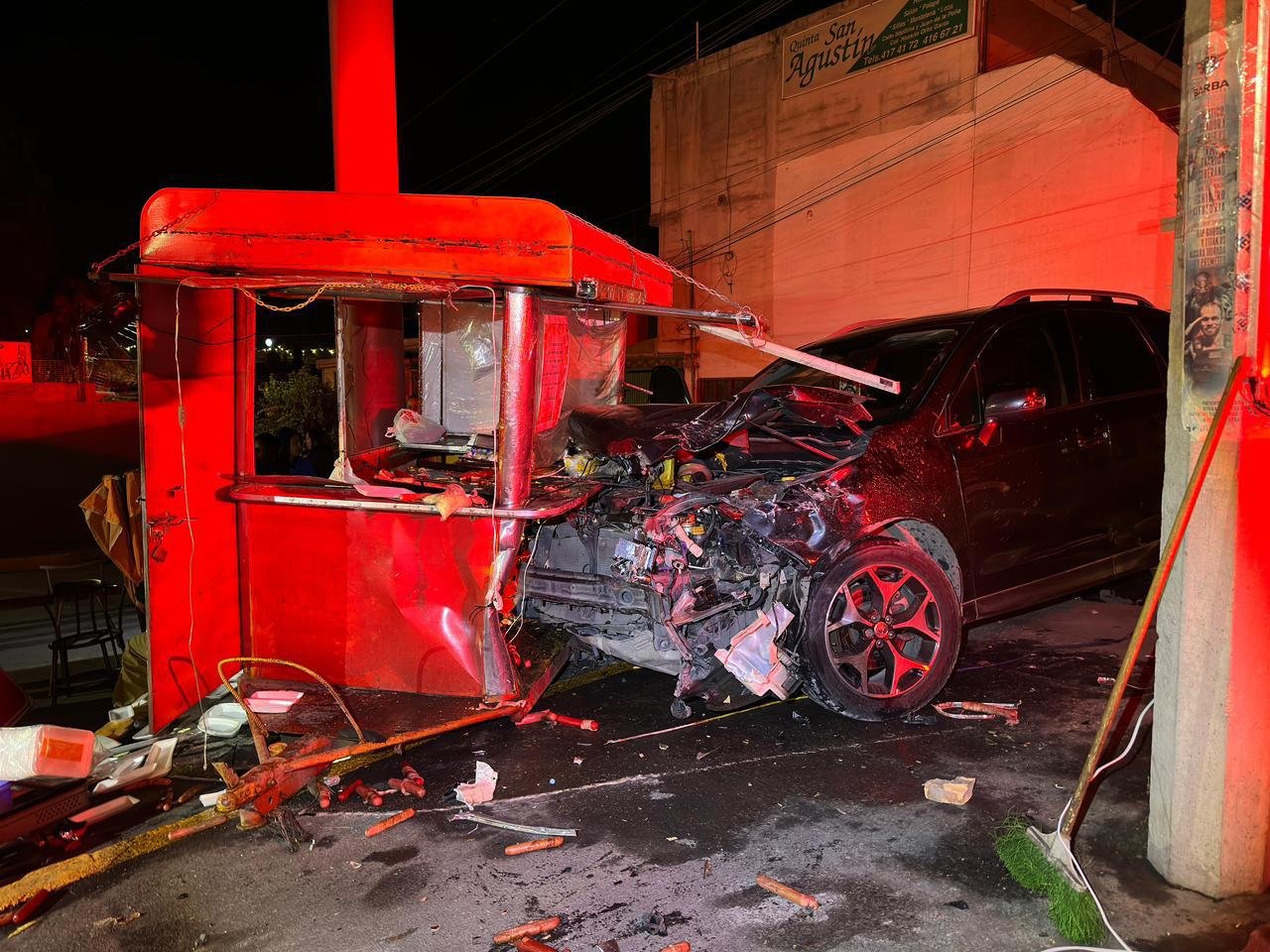 Choca ebrio contra dos autos y destroza puesto de comida, al sur de Saltillo; deja 5 lesionados