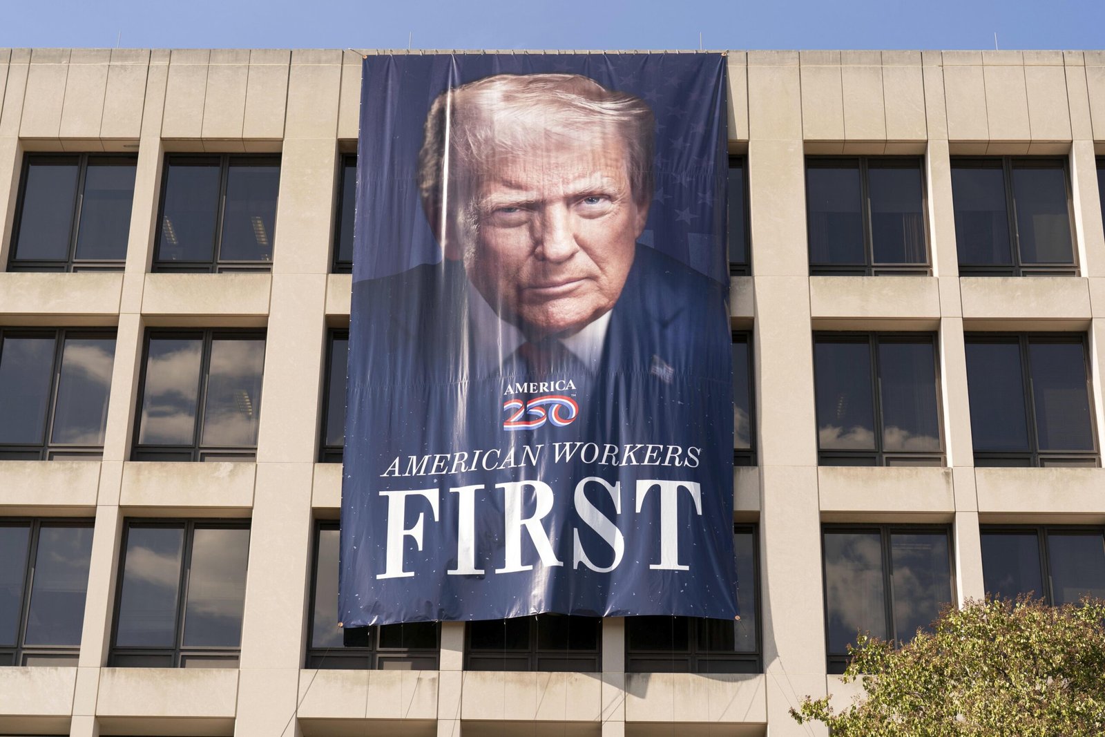 Como AMLO: Va Trump por agencias independientes; expertos advierten riesgos