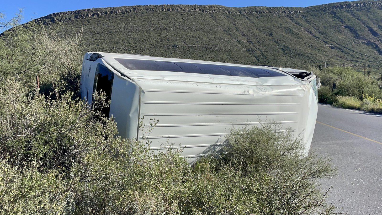 Vuelca transporte de personal al salir de una curva en el antiguo camino a General Cepeda