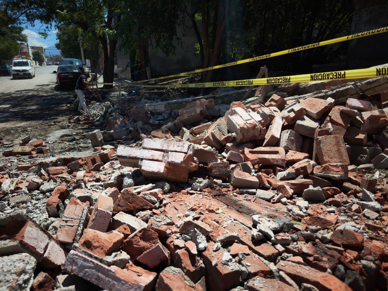 Saltillo: bolsas, sillas y hasta colchones causan socavón y caída de una barda tras lluvias (VIDEO)