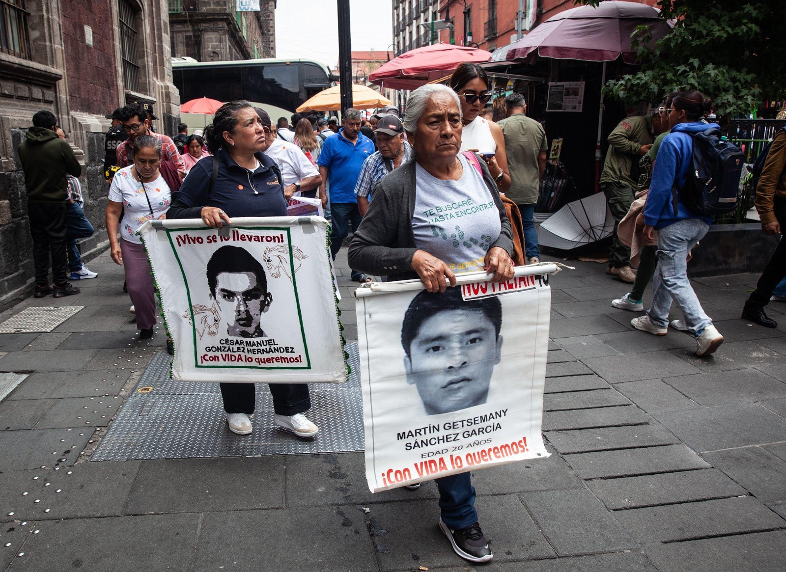 Marchan padres de los 43 y normalistas en Chilpancingo