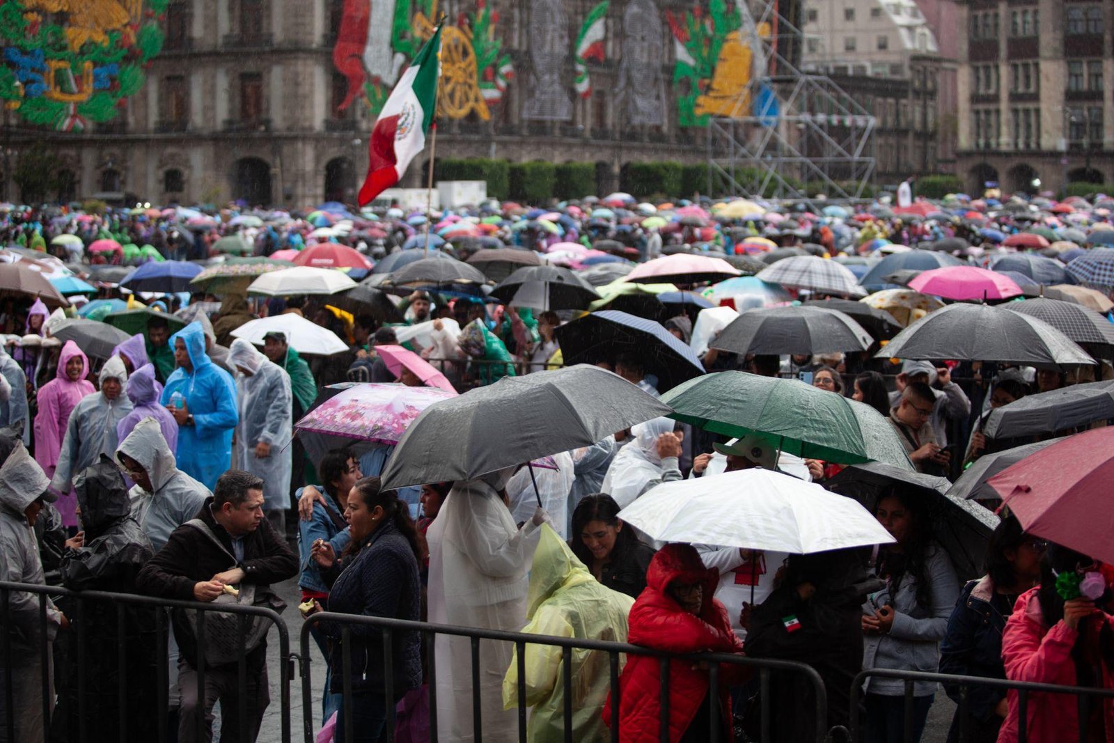 Lluvias torrenciales en el Zócalo de la Ciudad de México, durante preparativos del ‘Grito’