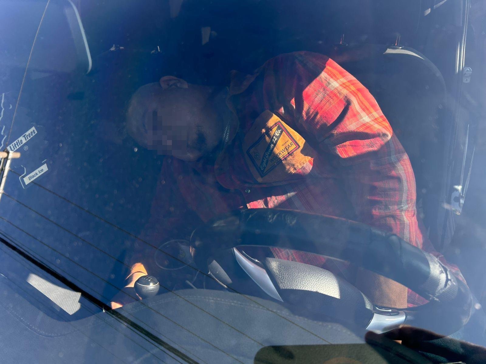 Duerme ebrio y se queda al volante conductor de aplicación en Saltillo