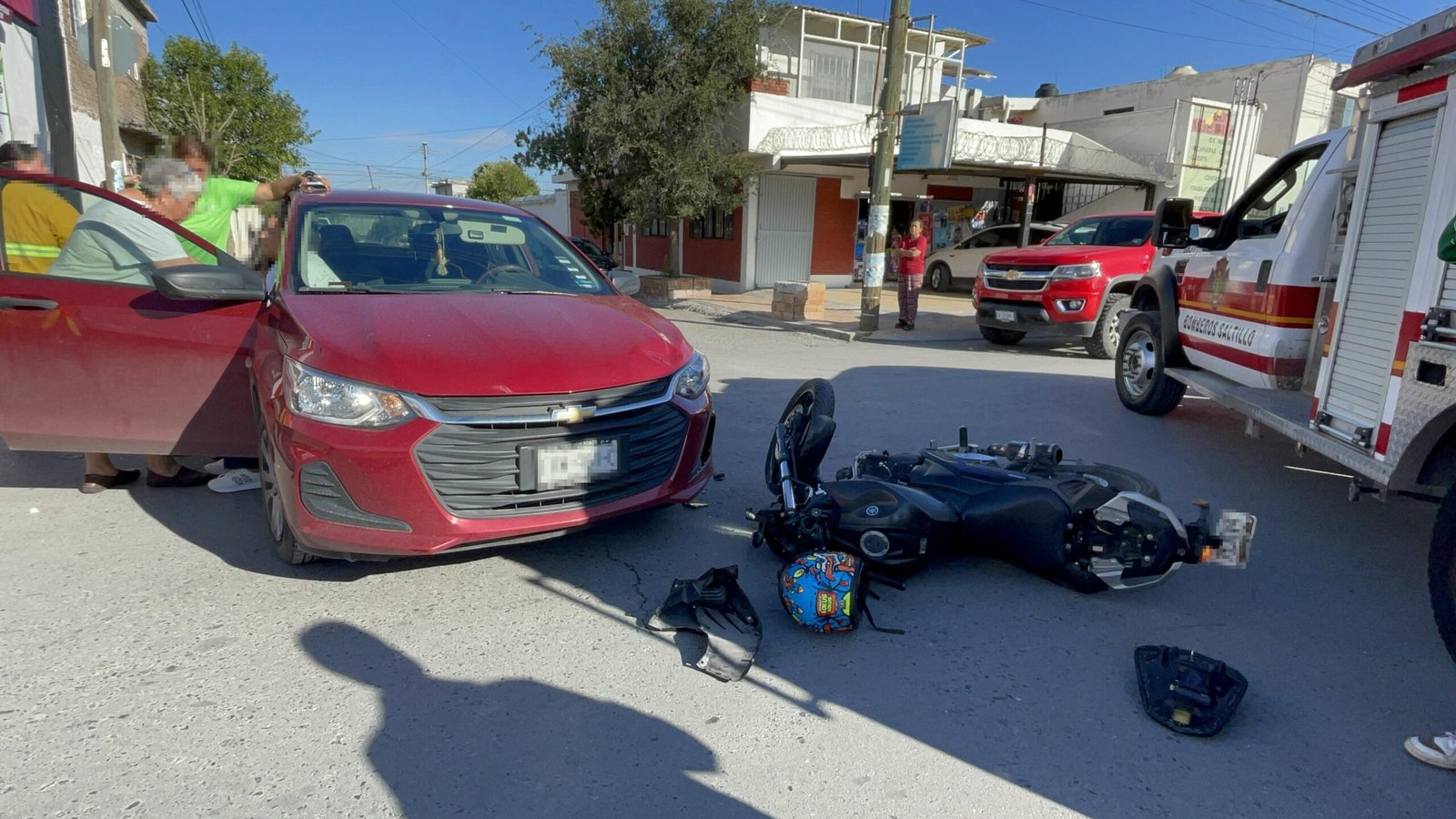 Derriba a estudiante de 15 años en moto en Saltillo; joven fracturado y mujer detenida