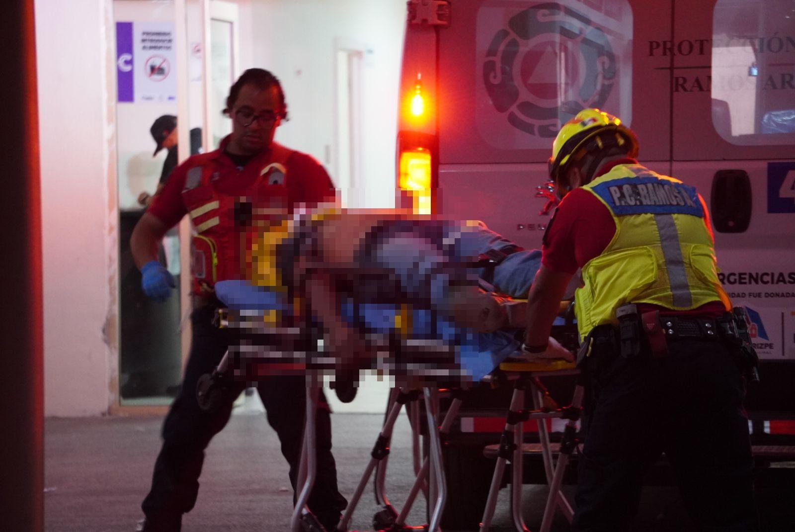 Dos jóvenes sin casco resultan graves en choque de motocicleta en Ramos Arizpe