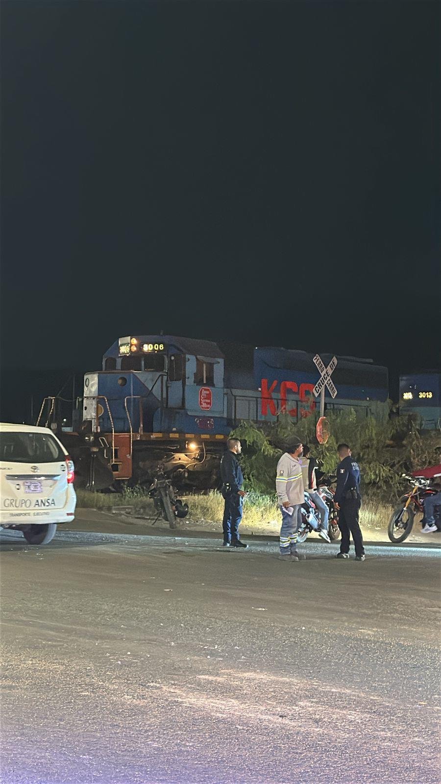 Intenta tráiler ganarle el paso al tren y derriba a motociclista en Ramos Arizpe