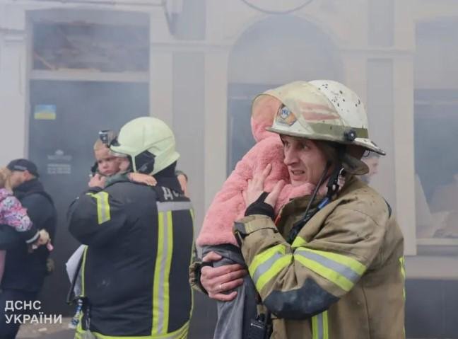 Niños ucranianos son rescatados por bomberos luego de que Rusia bombardeara una guardería