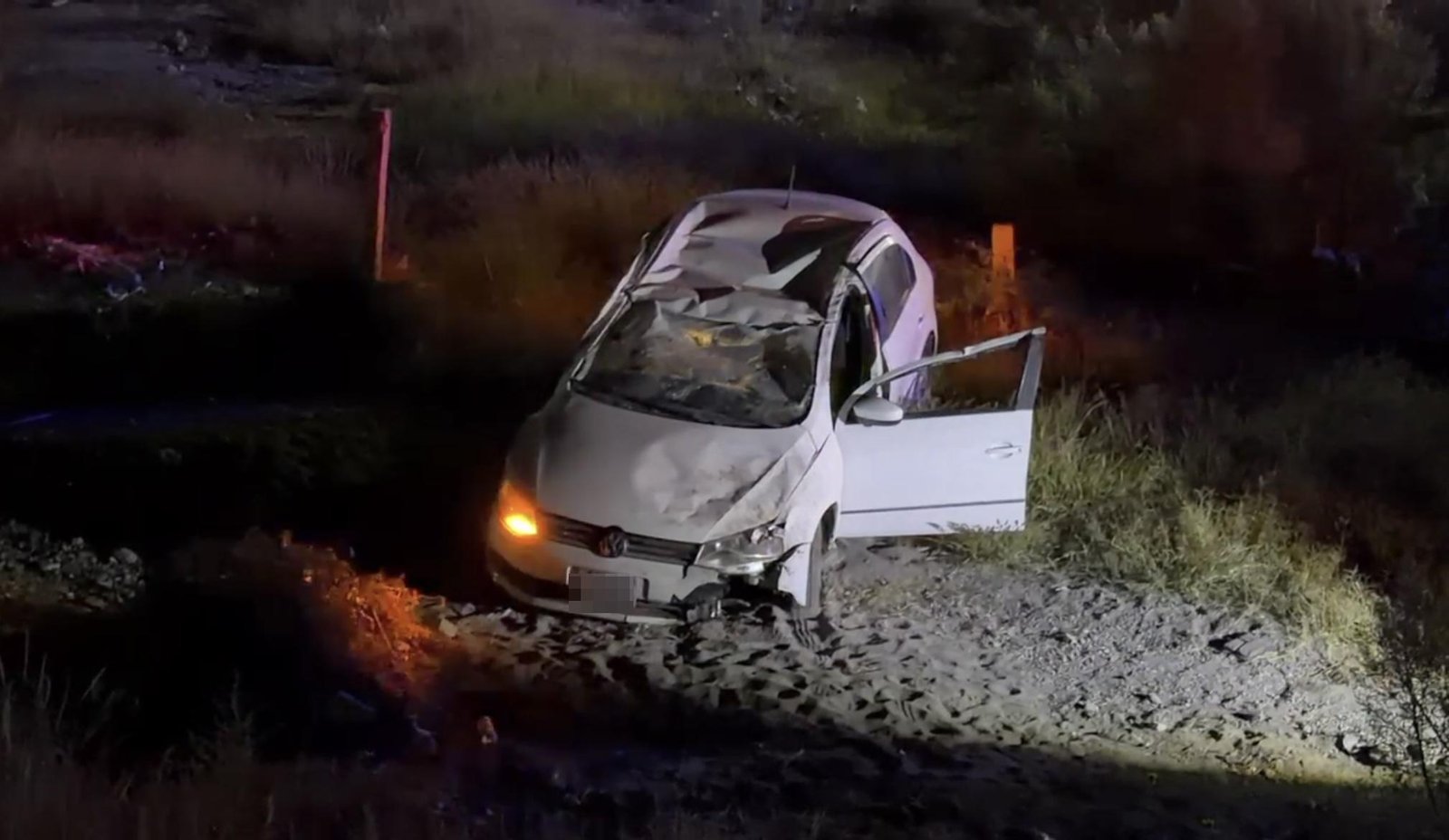Vuelca en barranco sobre la carretera antigua a Monclova; joven conductor presentó golpes leves