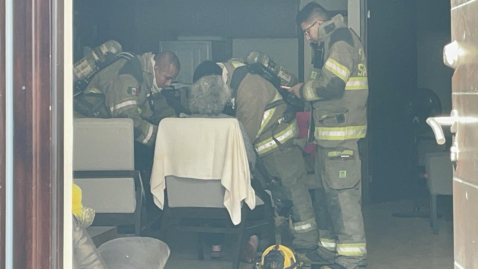 Corto circuito provoca incendio menor en domicilio de Saltillo; octagenaria se altera por el susto