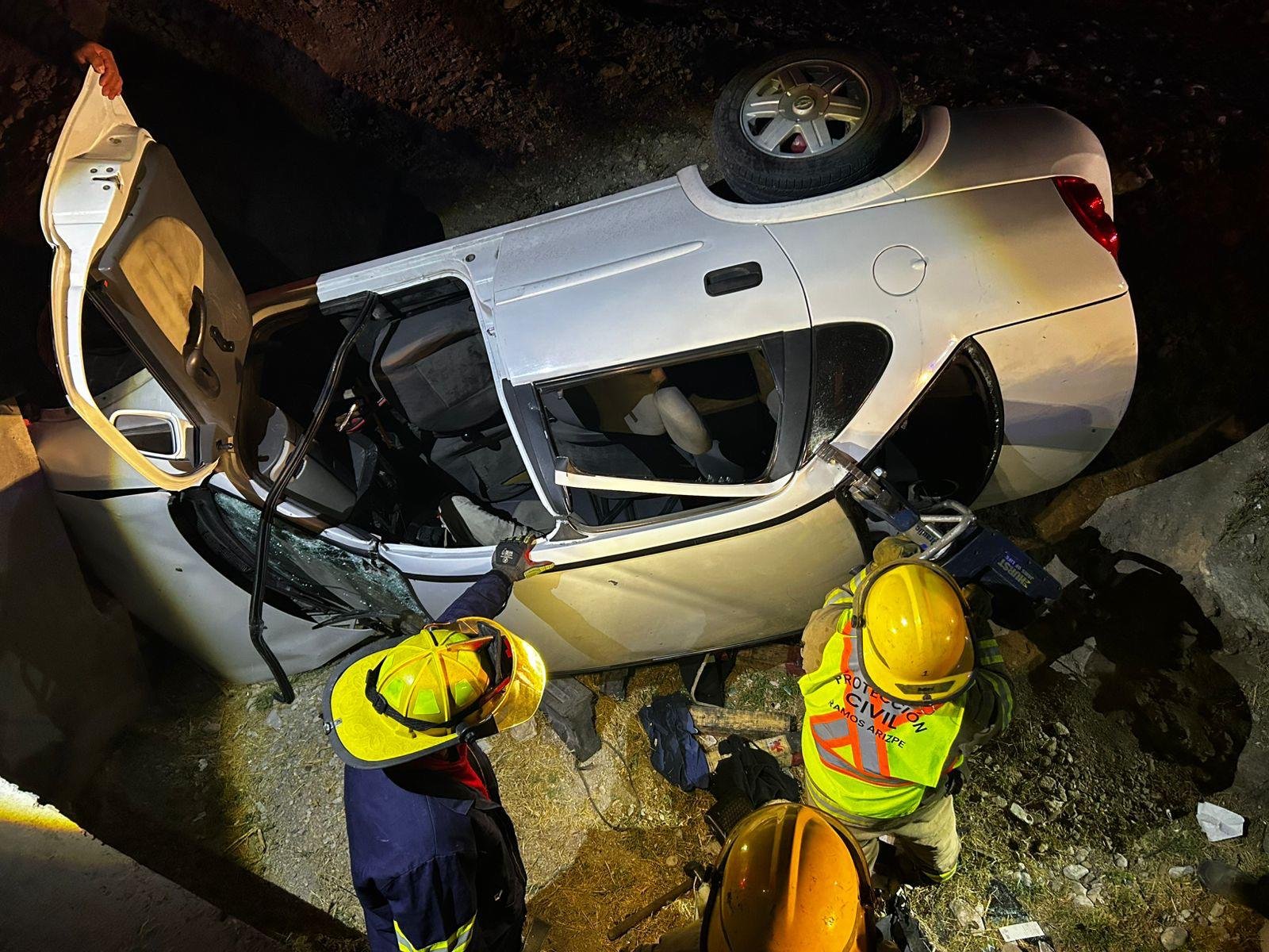 Imprudente chofer de transporte de personal casi provoca tragedia al no respetar semáforo, al norte de Saltillo