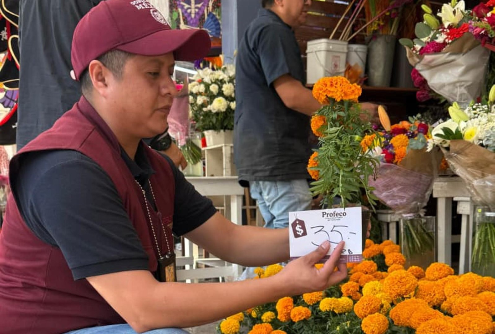 Familias convivieron entre flores, música y recuerdos en panteones del norte de Coahuila