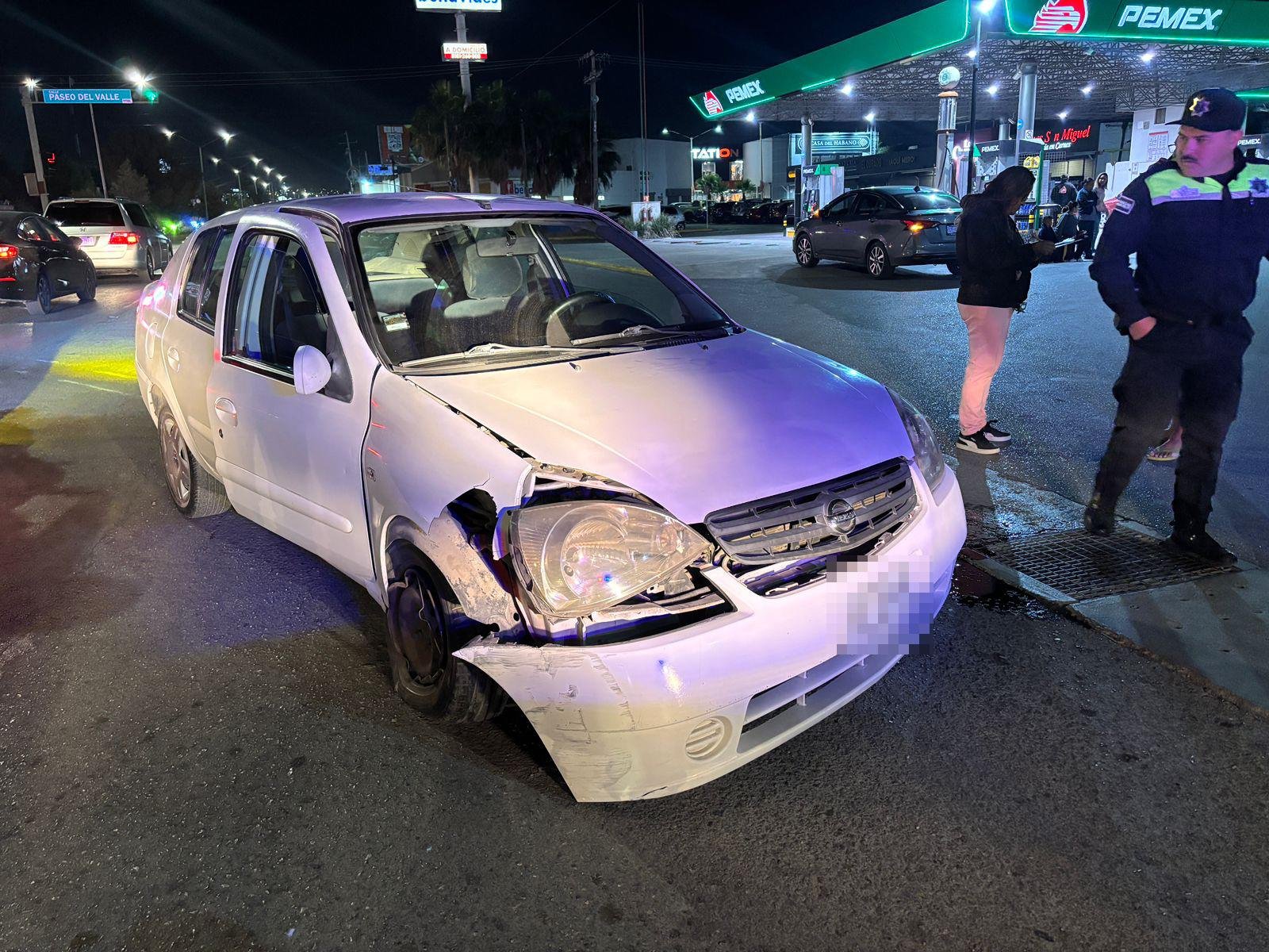 Vuelca tras evitar chocar a un automóvil que se pasa el rojo, al norte de Saltillo
