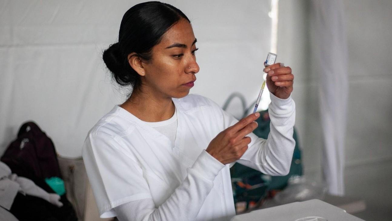 Vacuna contra la influenza protege contra la mega gripe: Salud Coahuila