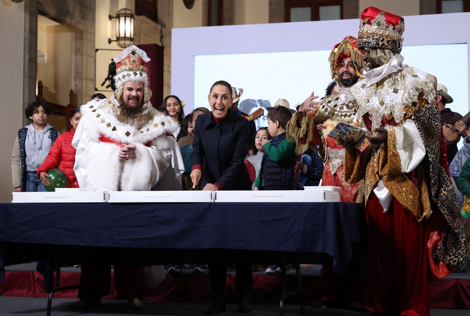 En Día de Reyes, preguntan niños a Sheinbaum por qué quitó dulces de las escuelas