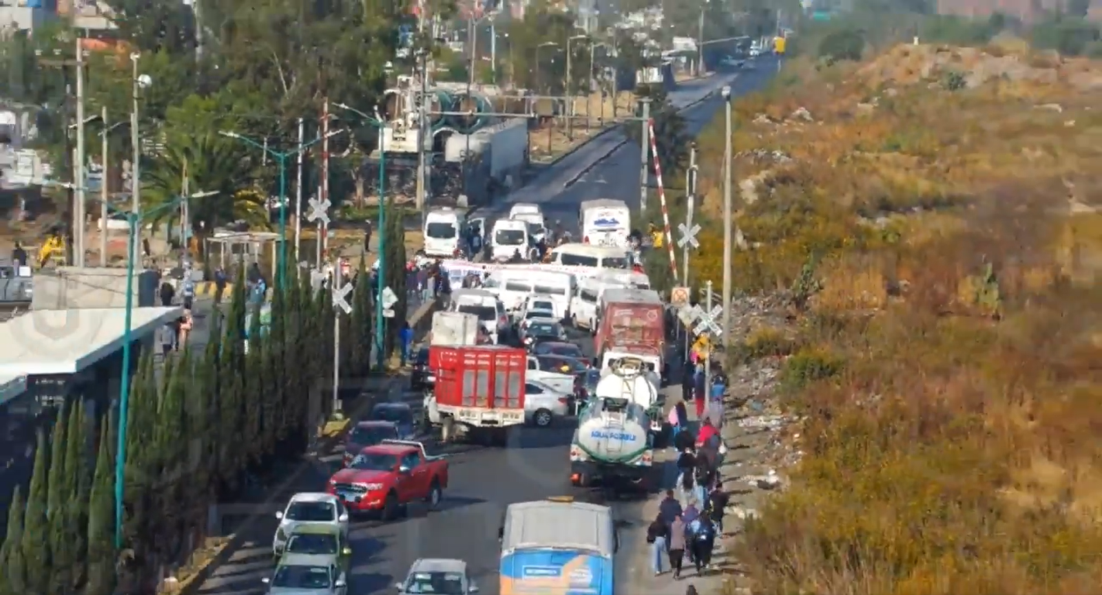 Transportistas bloquean vialidades en Edomex y CDMX por extorsiones y robos