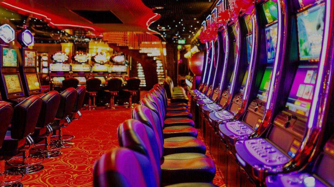 Catean cuatro casinos en donde hallan documentación falsa de permisos de operación, en NL