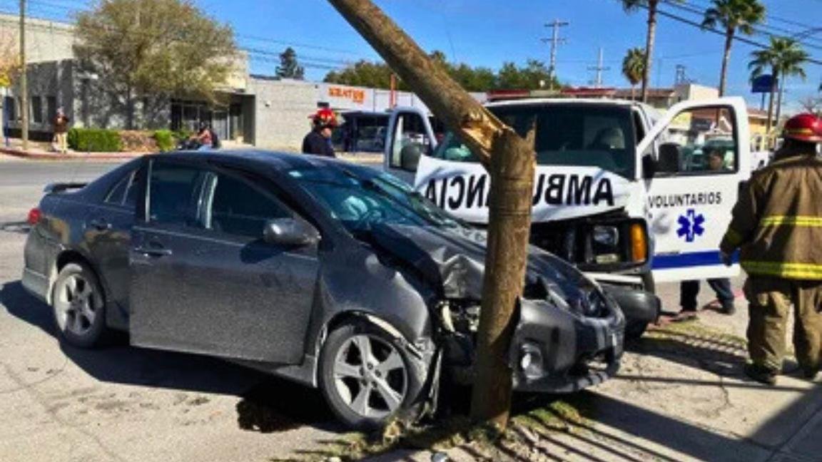 Choque contra ambulancia deja cinco lesionados y daños, en Monclova