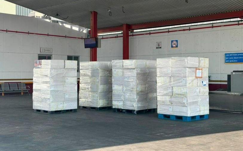 Decomisan millonaria carga de cigarros pirata en el AICM