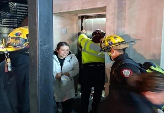 Falla elevador de plaza comercial en Piedras Negras y nueve jóvenes quedan atrapadas