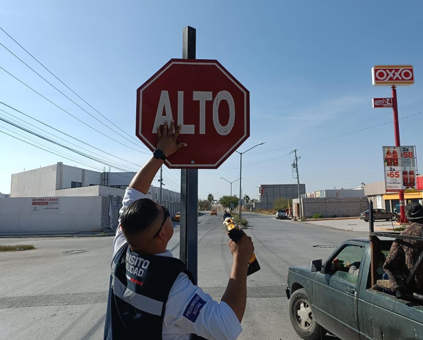 Torreón: Instalan señalamientos de alto en la calzada La Joya para reforzar la seguridad vial