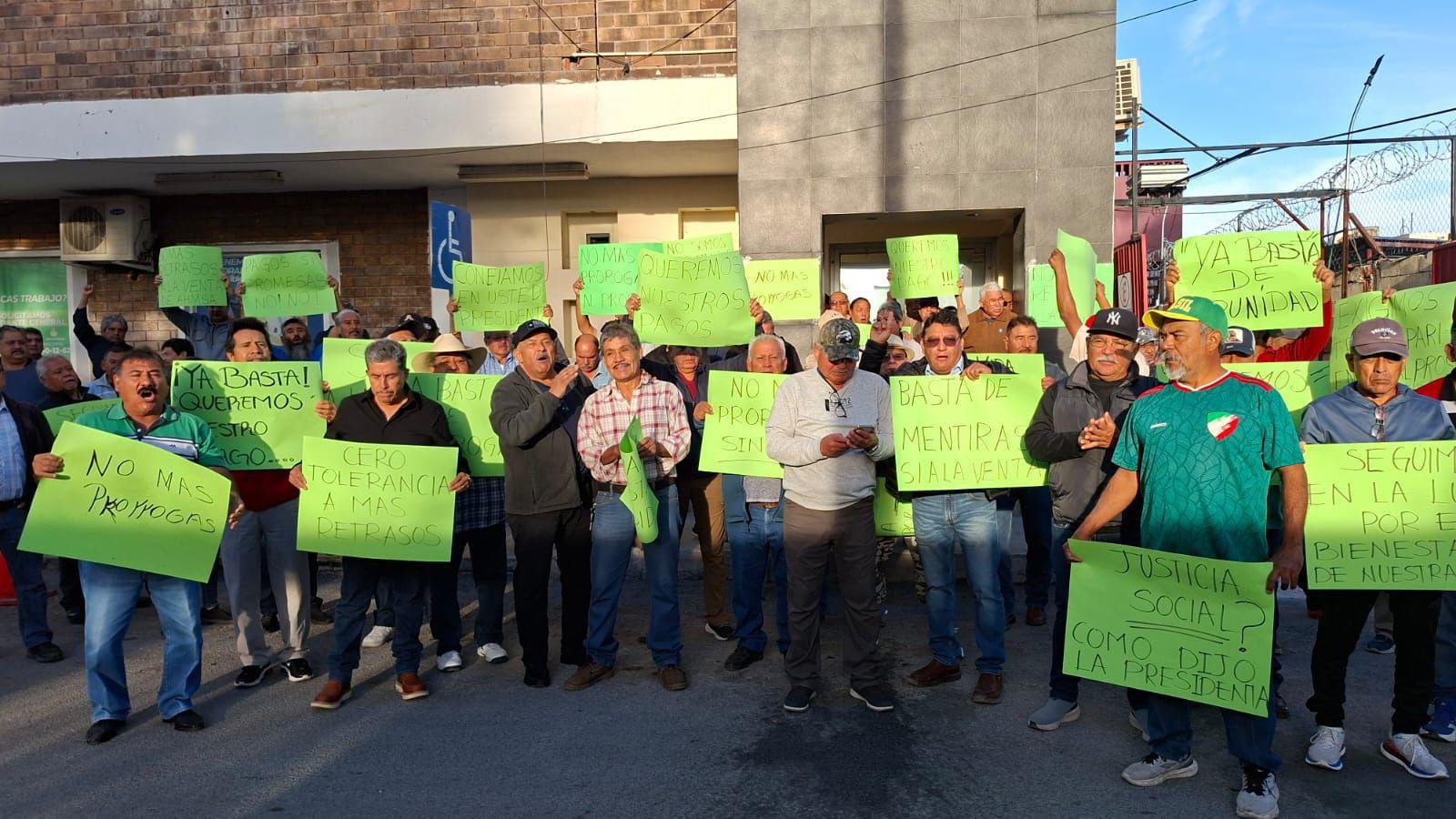 Exobreros de AHMSA toman Juzgado Cuarto Federal en Monclova; exigen frenar prórroga y castigar a Alonso Ancira