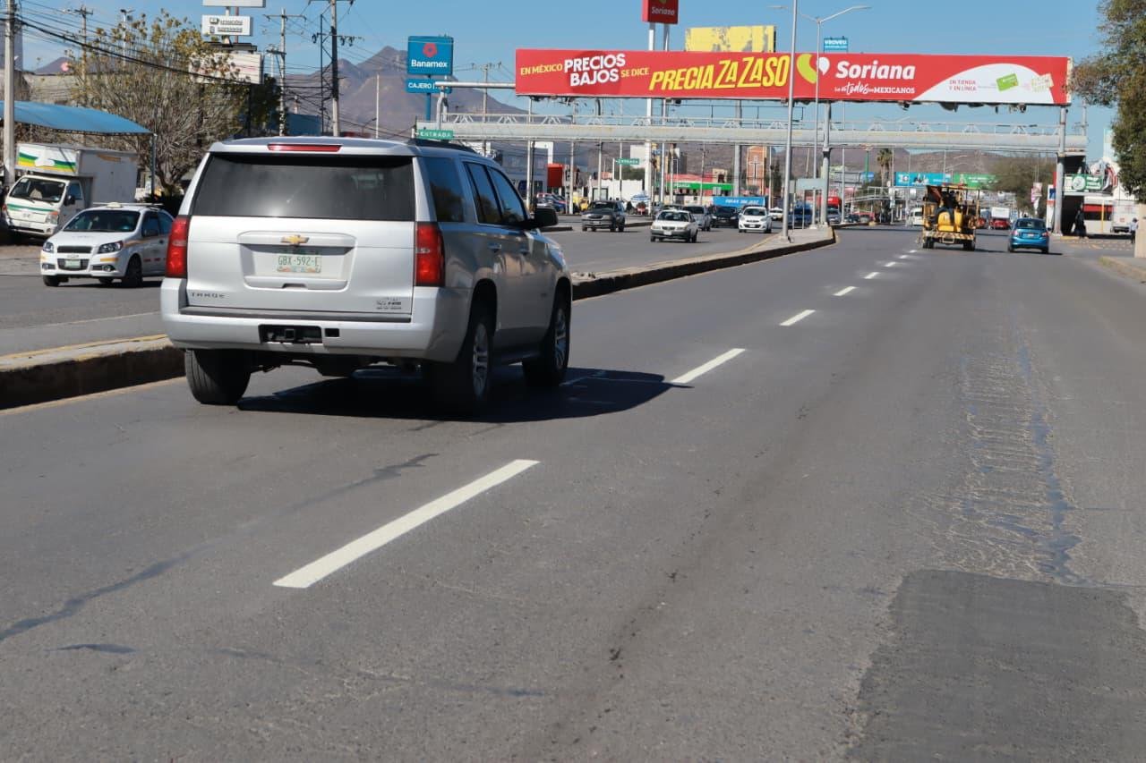 Saltillo: Refuerzan seguridad vial con pintura reflejante en distintas vialidades