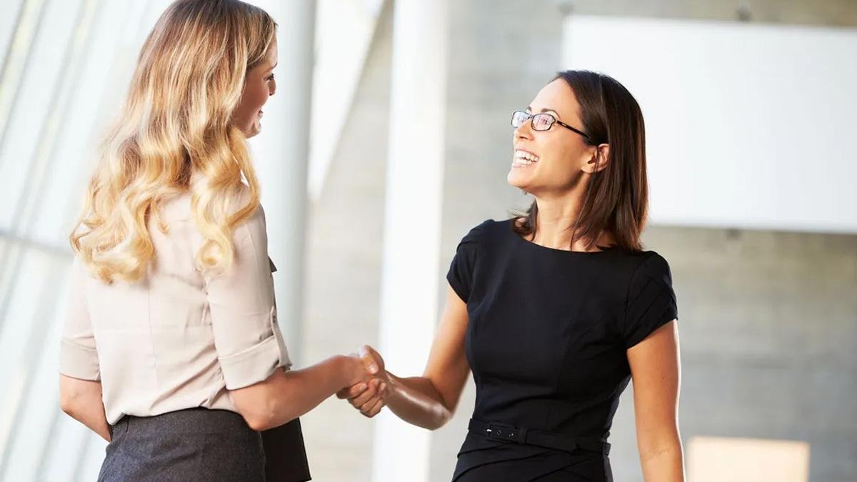 ¿Se dice ‘Buen día’ o ‘Buenos Días’ al saludar?... esta es la forma correcta, según la RAE