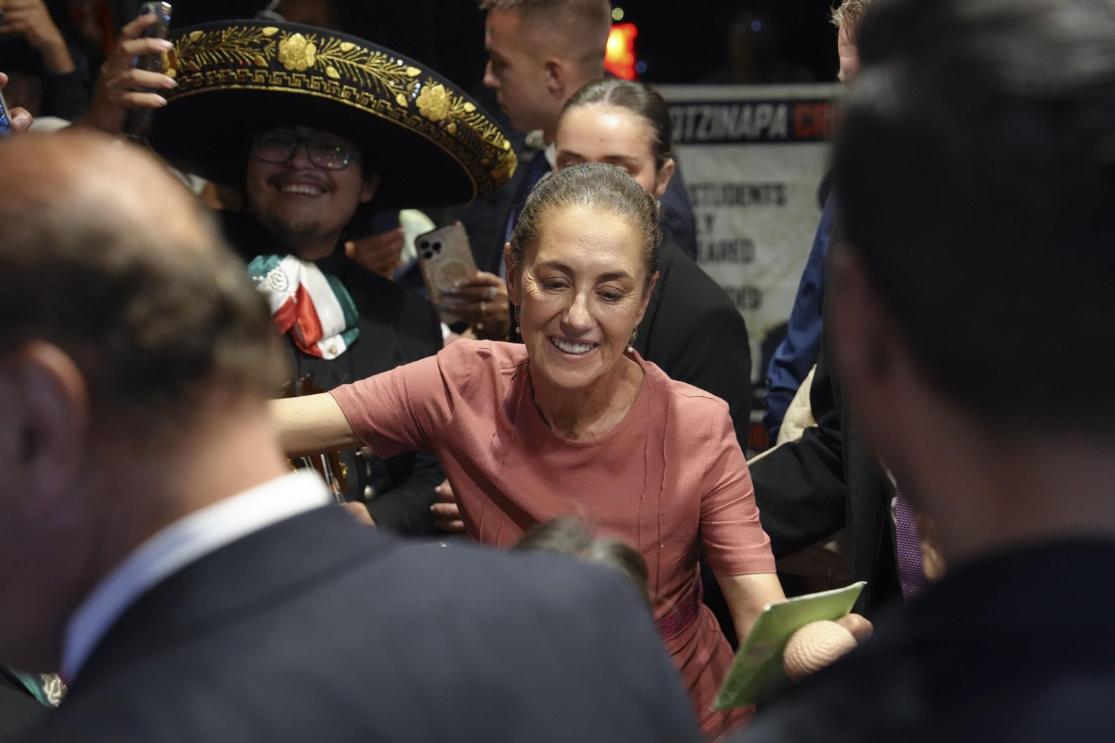 Sheinbaum aterriza en Nueva York para acudir al Mundial; es recibida por mexicanos en EU