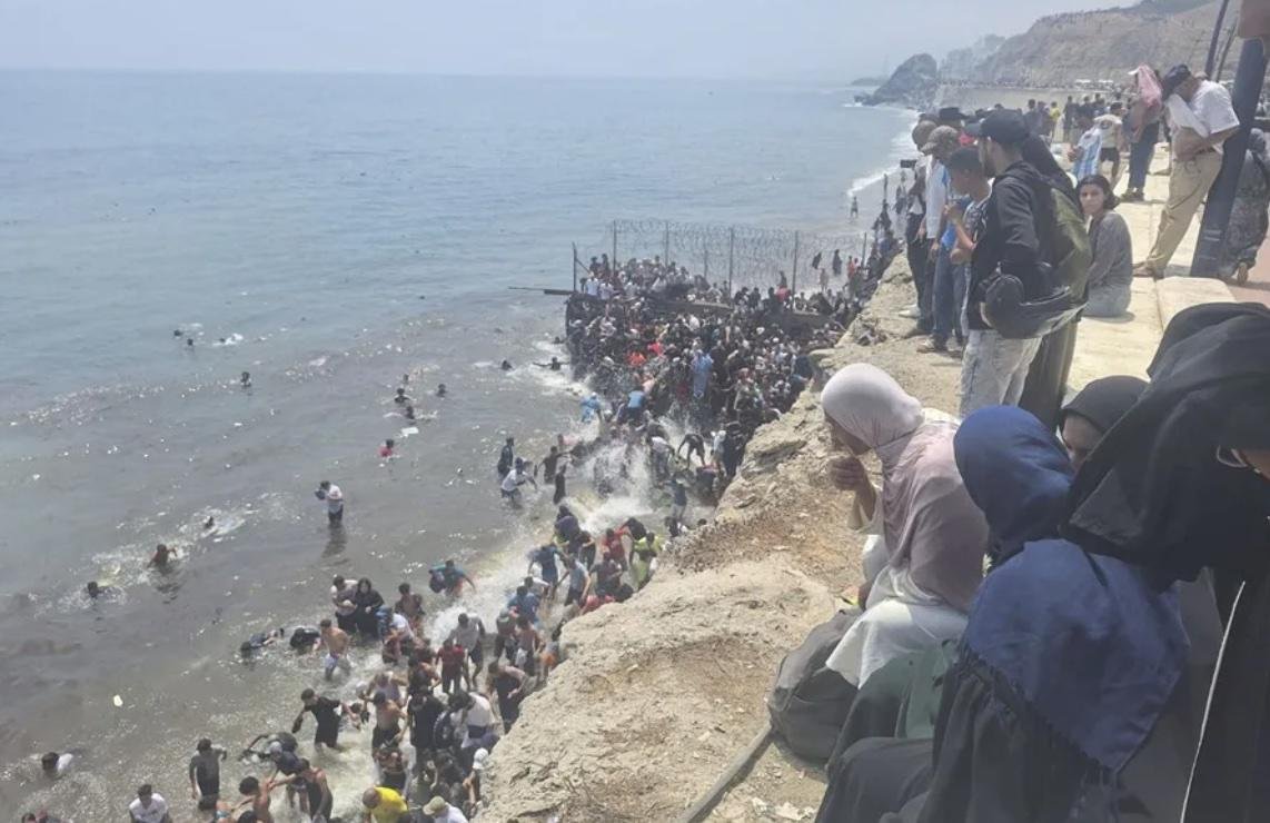 Miles de migrantes africanos ilegales invaden el enclave español de Ceuta