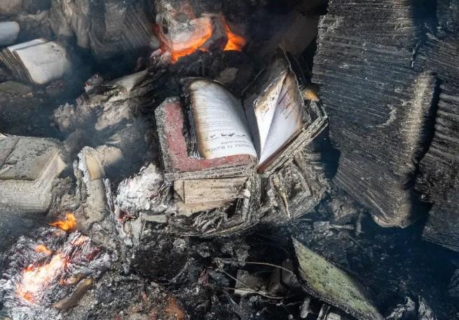 Millones de libros ucranianos fueron incinerados en un ataque con drones rusos, mientras Putin busca erradicar la identidad del país