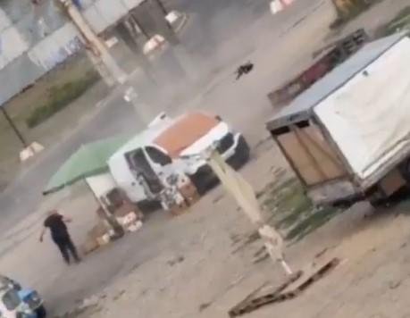 Imágenes aterradoras muestran el momento en que un dron ruso caza y le explota a un vendedor ambulante de Ucrania